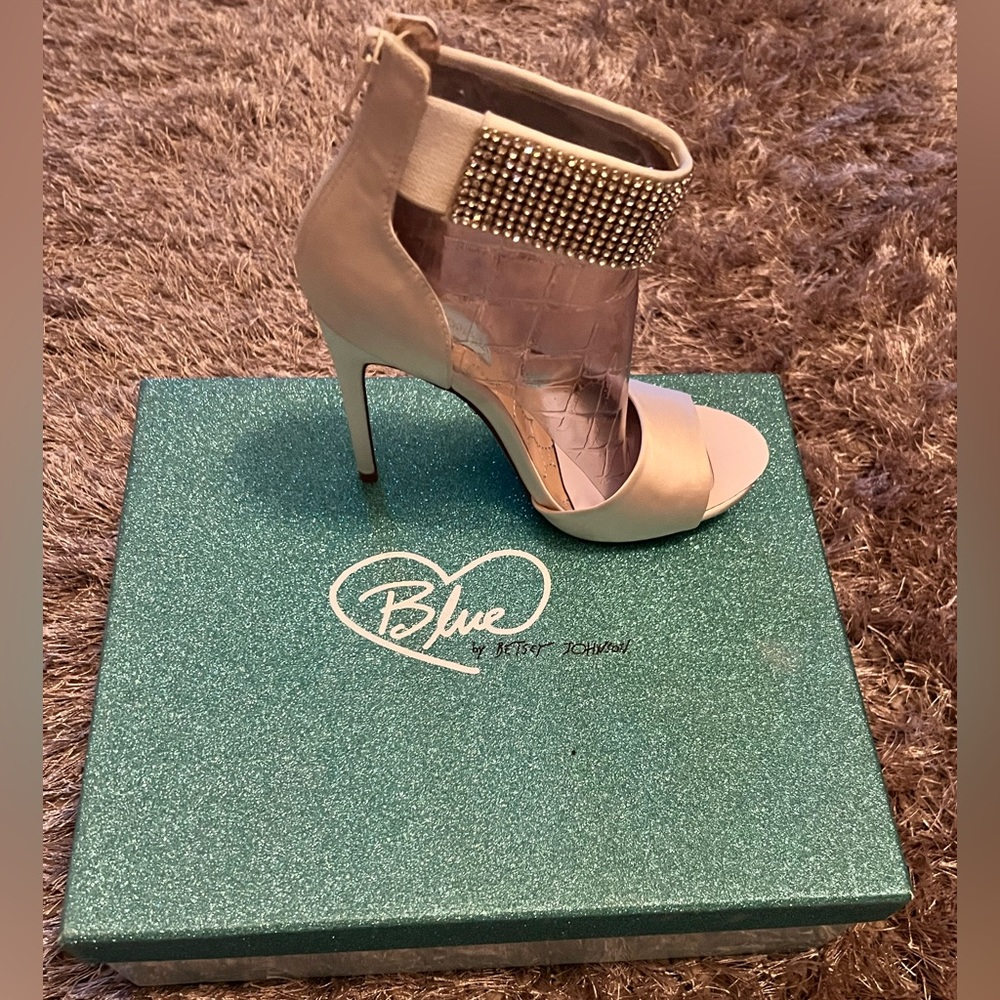 NWOT Betsey Johnson Ivory Satin Shoe… Size7